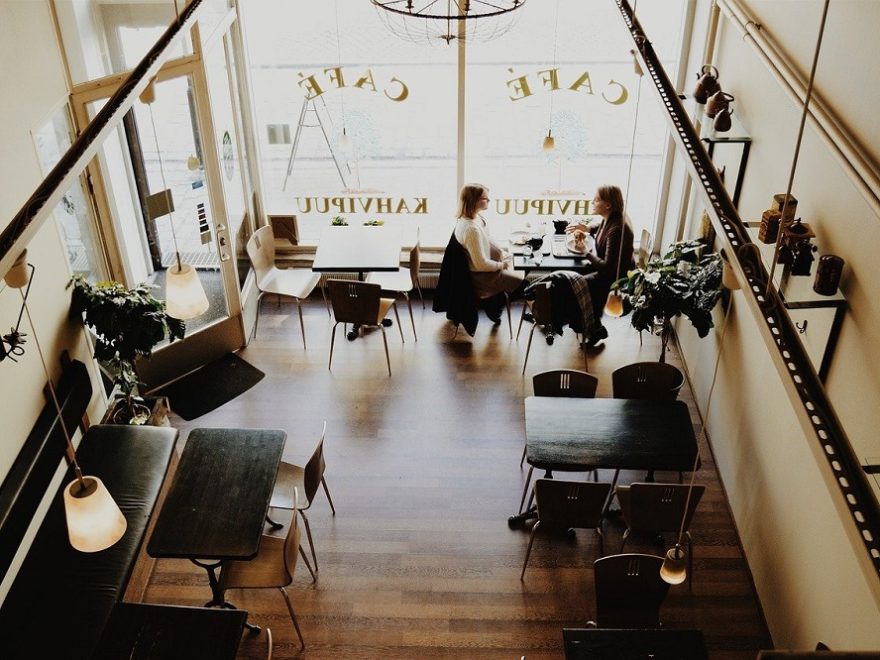 So starten Sie ein Restaurantgeschäft Die Gründung eines Restaurantgeschäfts ist für viele ein verlockender Traum, für nur einige wenige jedoch eine Realität. Das Restaurantgeschäft ist wie der Beginn des New Yorker Marathons. Tausende von Menschen starten das Rennen, aber nur ein Bruchteil dieser Menschen beendet das Rennen und ein noch geringerer Prozentsatz schafft es tatsächlich, sein Ziel für das Rennen zu erreichen. Warum Nun, es ist einfach nicht so einfach, wie die meisten Leute denken, und es gibt Schlüsselkompetenzen und -attribute, die der Unternehmer berücksichtigen muss, wenn er überlegt, wie er ein Restaurantgeschäft starten soll. Die National Restaurant Association (NRA) behauptet, dass in den USA jedes Jahr über 42.000 neue Lizenzen ausgestellt werden. Dies sind hohe Zahlen, und es wird Ihnen vergeben, wenn Sie denken, dass dies positiv ist. Die Realität ist, dass Restaurants die höchste Abnutzungsrate aller Geschäftstypen aufweisen. Die Abnutzungsraten in diesem Sektor sind sehr hoch und reichen von 90% im ersten Jahr bis zu 20% im ersten Handelsjahr. Eine kürzlich von Forschern der Michigan State University durchgeführte akademische Umfrage ergab, dass 27% der Start-ups im ersten Jahr gescheitert sind. Nach drei Jahren waren 50% dieser Restaurants nicht mehr in Betrieb. Nach fünf Jahren waren 60% abgefallen und vor dem Ende des Jahrzehnts handelten 70% der Restaurants nicht mehr. Während dies wie beängstigende Statistiken erscheinen mag, ergab eine nachfolgende Studie an der Cornell University im Jahr 2005, dass 81,4% der Ausfälle von Kleinunternehmen auf Faktoren zurückzuführen sind, auf die der Eigentümer Einfluss hat. Mit anderen Worten, trotz dieser verdammten Metriken ist ein Ausfall keineswegs unvermeidlich. Wie können Gastronomen dieser Landmine ausweichen Hier sind unsere Top-Tipps, wie Sie ein Restaurantgeschäft starten können. Top-Tipps für ein erfolgreiches Restaurantgeschäft Die meisten Menschen träumen davon, ein lebhaftes kleines Haus mit perfektem Ambiente, einem Haufen verehrter, treuer Kunden und einer Kasse zu haben, die jede Nacht voller Geld ist. Schöner Traum, aber es braucht eine besondere Art von Person, um dies zu verwirklichen. Persönliche Schlüsselmerkmale, die für einen erfolgreichen Gastronomen typisch sind. 1. Unerschütterliche Hartnäckigkeit Das Restaurantgeschäft ist geprägt von langen Arbeitszeiten, Kundenbeschwerden und einer endlosen Liste von Aufgaben, und das ist, bevor wir überhaupt in die Strategie einsteigen! Dies ist keine einfache Fahrt und um erfolgreich zu sein, müssen Sie alle Entschlossenheit zur Verfügung haben, um jede Woche durchzukommen. Fragen Sie einen Koch, Restaurantbesitzer oder Hotelfachmann. Es ist schwer, Erfolg zu haben, und nur die Starken überleben. Sie müssen den Kurs halten und angesichts von Widrigkeiten positiv bleiben. Die meisten Gastronomen beklagen den harten Start, schwelgen aber auch am Wendepunkt, als ihr Geschäft wirklich in Schwung kam. Das Aufrechterhalten der Dynamik ist der Trick, und Hartnäckigkeit ist entscheidend, um dies zu erreichen. 2. Liebe zum Detail In diesem Spiel kommt es auf das Detail an. Sie bieten eine Erfahrung für Ihren Kundenstamm und wenn Sie sich darauf konzentrieren, die Details richtig zu machen, erhöhen Sie Ihre Chancen, diese Erfahrung den Kundenbedürfnissen anzupassen. Dieses Merkmal ist so wichtig, nicht nur in Bezug auf die Qualitätskontrolle jedes servierten Gerichts, sondern auch in Bezug auf die Sauberkeit der Küche, um sicherzustellen, dass die Lizenzen auf dem neuesten Stand sind, dass das Buchungssystem funktioniert, die Liste geht weiter ... Wenn Sie haben eine Devil May Care -Haltung, dann werden Sie keine fünf Minuten durchhalten. Es ist absolut wichtig, dass Sie alle Aspekte Ihres Geschäfts, vom Produkt bis zur Geschäftsstrategie, genau kennen. 3. Verwalten von Personen Sie können den Ort nicht selbst führen. Sie müssen gut rekrutieren und rekrutieren. Sie müssen die Fähigkeit besitzen, Vertrauen in Ihre Brigade zu setzen, um die Arbeit im Einklang mit Ihren Werten und Ihrer Strategie zu erledigen. Es ist wichtig, den richtigen Koch zu finden (vorausgesetzt, Sie sind keiner), das richtige Personal und die richtige Vorderseite des Hauses, und Sie müssen in der Lage sein, effektiv zu kommunizieren, um Verantwortung zu motivieren und zu delegieren. Wenn Sie darüber nachdenken, wie Sie ein Restaurant gründen können, denken Sie daran, ein Gewinnerteam zu gründen. Die Leitung dieses Teams ist entscheidend für Ihren Erfolg. Teamwork und Kommunikation sind entscheidende Fähigkeiten, um den Erfolg sicherzustellen. Empathie und Führungsqualitäten sind herausragende Merkmale für das Restaurantgeschäft. Wichtige geschäftliche Erfolgsfaktoren 1. Machen Sie einen Restaurant Business Plan Der beste Rat, den Sie erhalten können, wenn Sie darüber nachdenken, wie Sie ein Restaurantgeschäft eröffnen können, ist die Erstellung eines Geschäftsplans. Es ist absolut entscheidend. Das Restaurantgeschäft ist so kundenorientiert, dass Ihre Hausaufgaben den Unterschied zwischen Erfolg und Misserfolg ausmachen. Mithilfe der Markt- und Kundenforschung können Sie Ihr Geschäftsmodell effektiv planen, um sicherzustellen, dass Sie die Anforderungen Ihrer Kunden kontinuierlich erfüllen. Es hilft Ihnen auch bei der Planung Ihrer Finanzen, um sicherzustellen, dass Sie einen effektiven Betrieb betreiben und nicht das Geld ausgehen. Es geht darum, eine Erfahrung im Restaurantspiel zu machen, und Sie benötigen die richtigen Informationen, um sicherzustellen, dass Sie ins Schwarze treffen und einen strategischen Plan haben, der einer Bank oder einem Investor erklärt wird, um die Mittel zu erhalten, die Sie für die Eröffnung des Restaurants benötigen. Das Öffnen Ihrer Türen ohne Geschäftsplan ist Selbstmord, weil Sie nachträglich planen